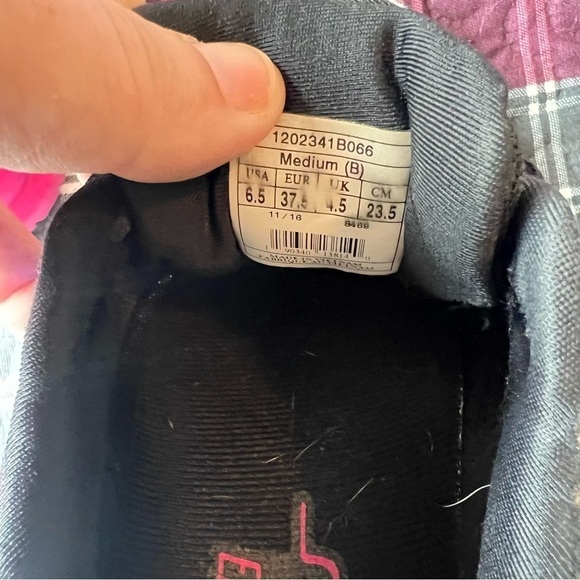 Brooks launch 4 DNA size 6 1/2. Black, blue& pink - Picture 9 of 9